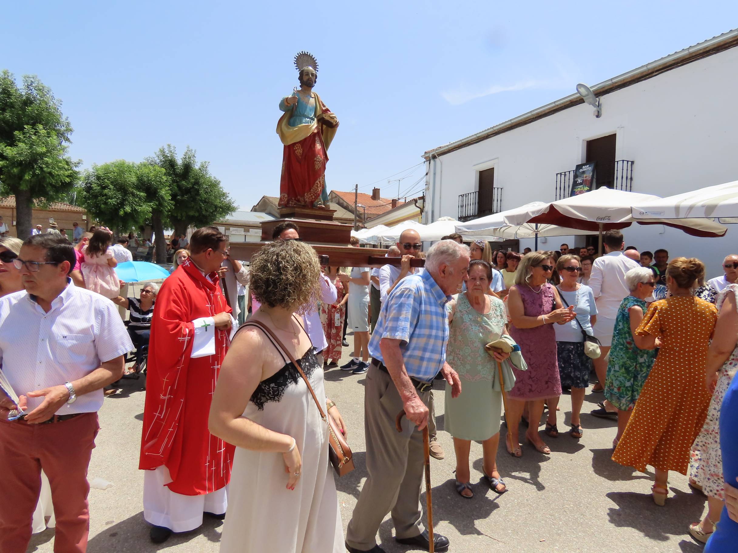 Animada y calurosa procesión en honor a San Pedro Apóstol en Paradinas de San Juan