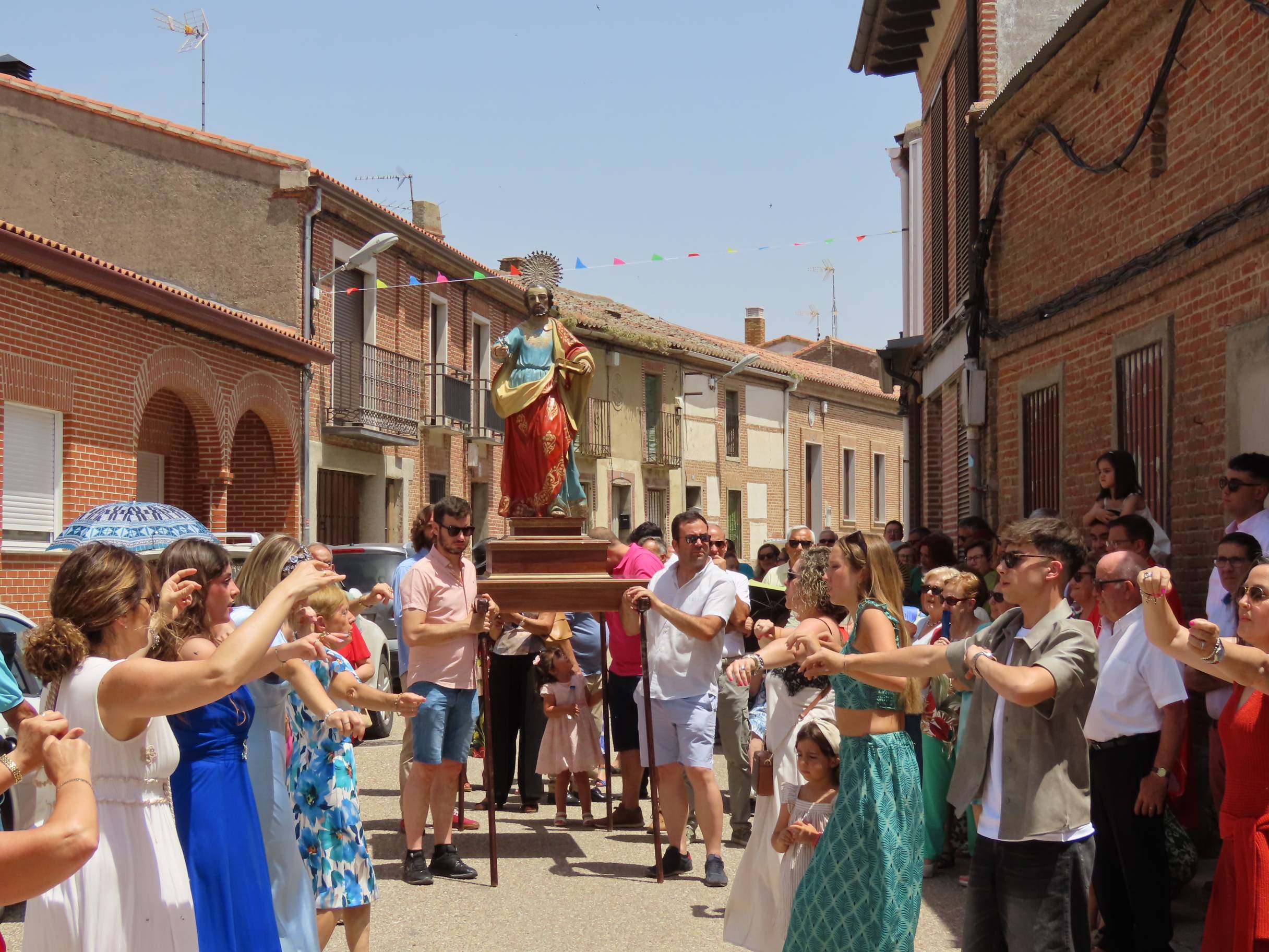 Animada y calurosa procesión en honor a San Pedro Apóstol en Paradinas de San Juan