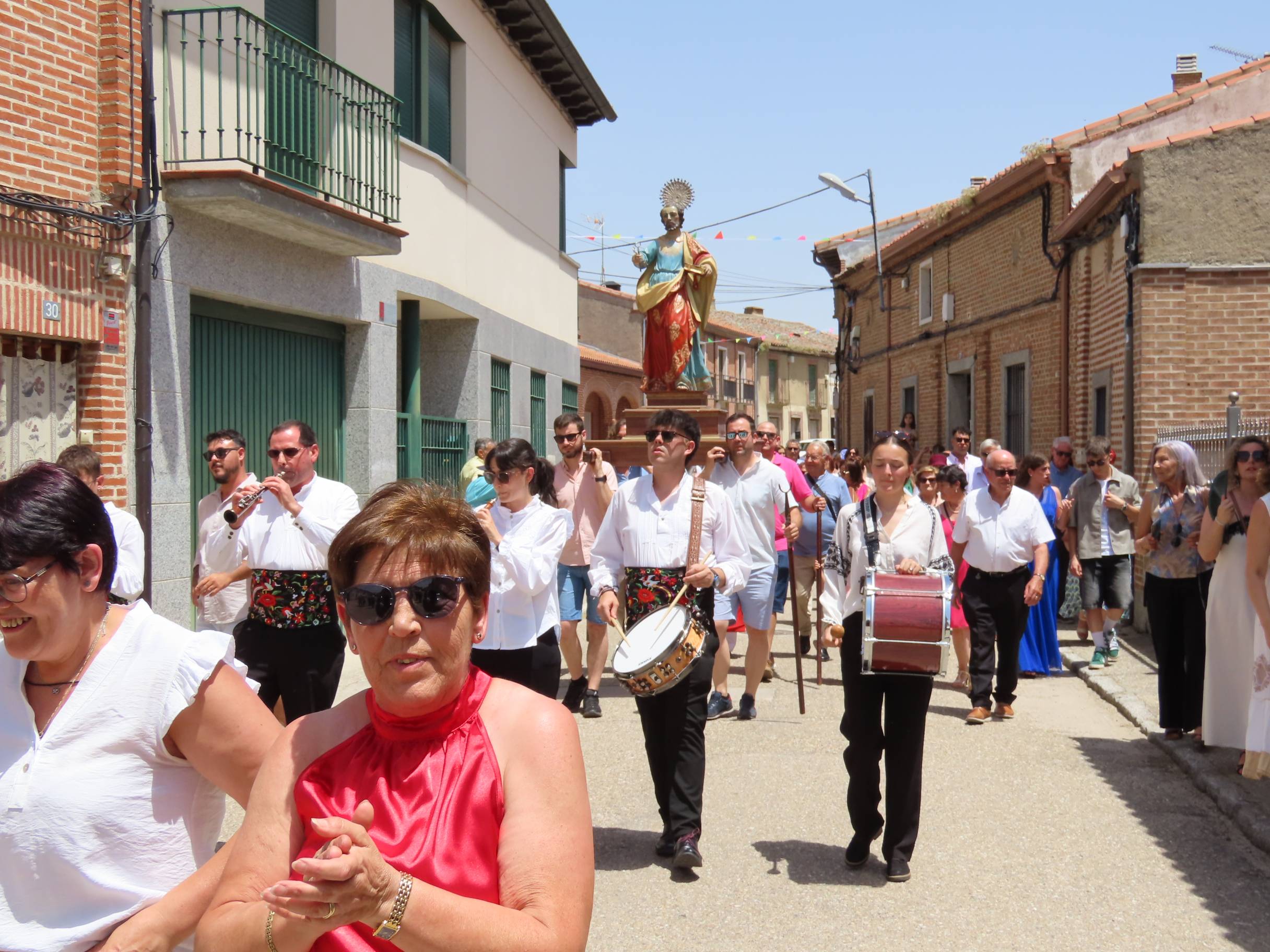 Animada y calurosa procesión en honor a San Pedro Apóstol en Paradinas de San Juan