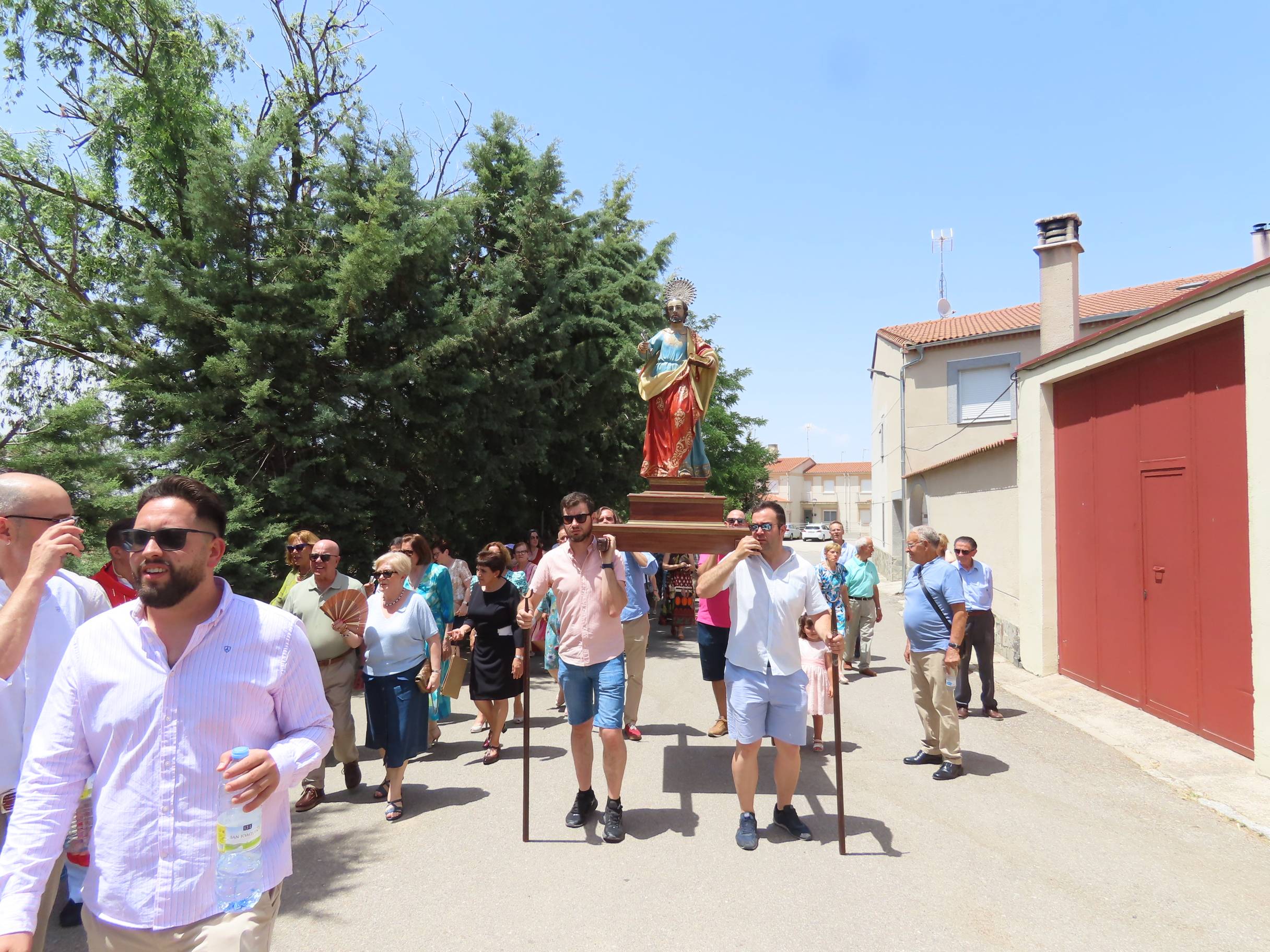 Animada y calurosa procesión en honor a San Pedro Apóstol en Paradinas de San Juan