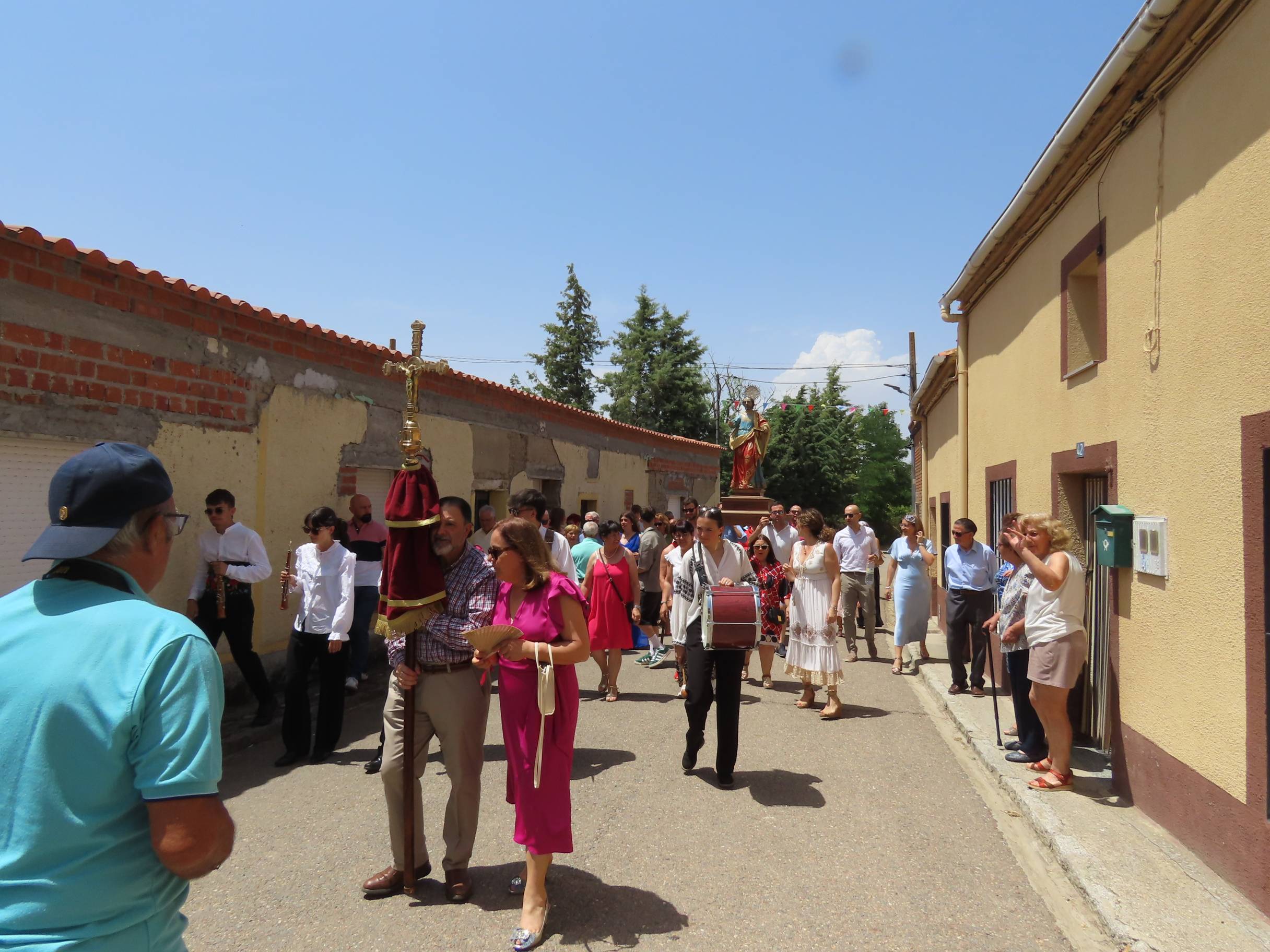 Animada y calurosa procesión en honor a San Pedro Apóstol en Paradinas de San Juan