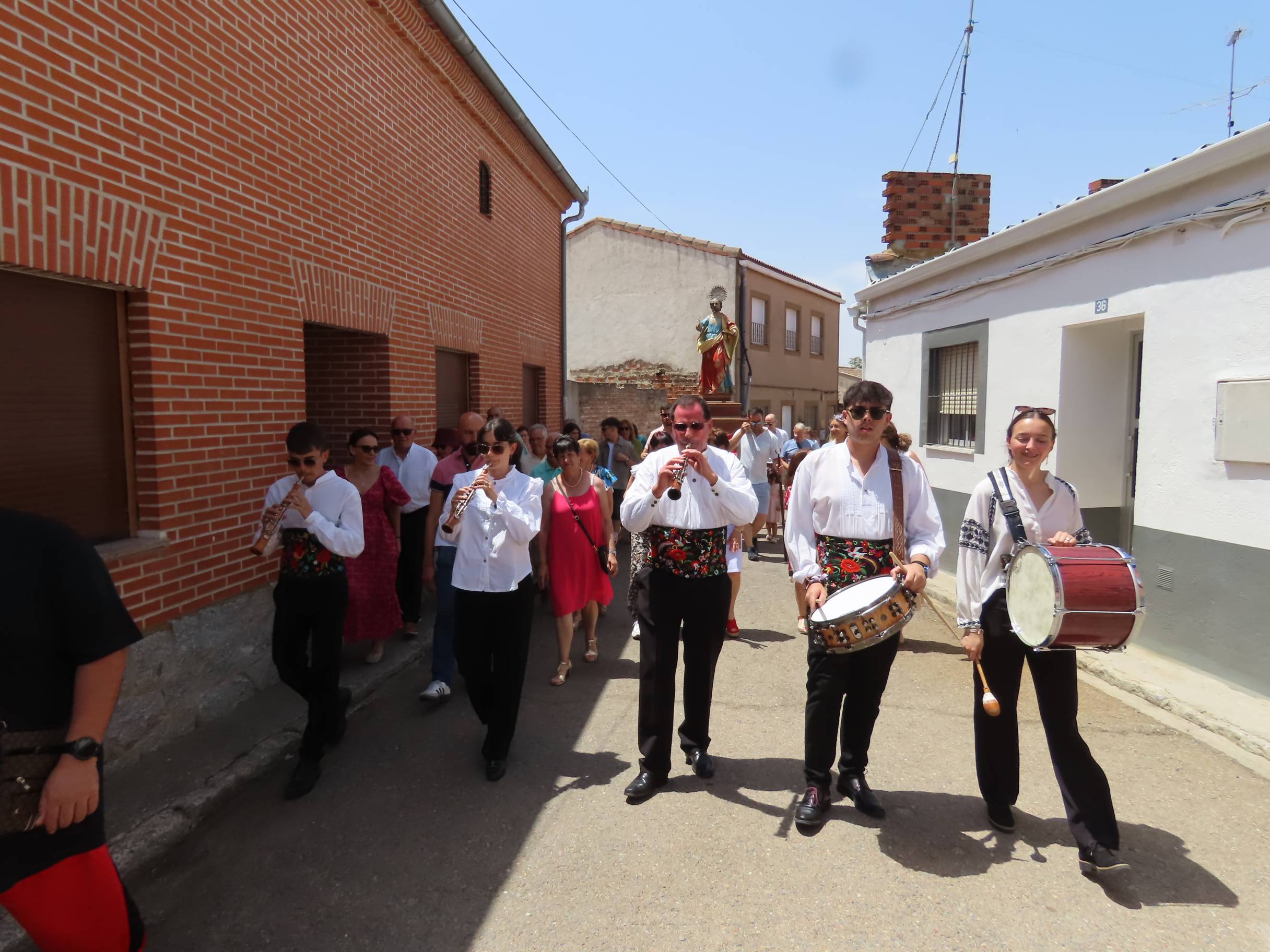 Animada y calurosa procesión en honor a San Pedro Apóstol en Paradinas de San Juan