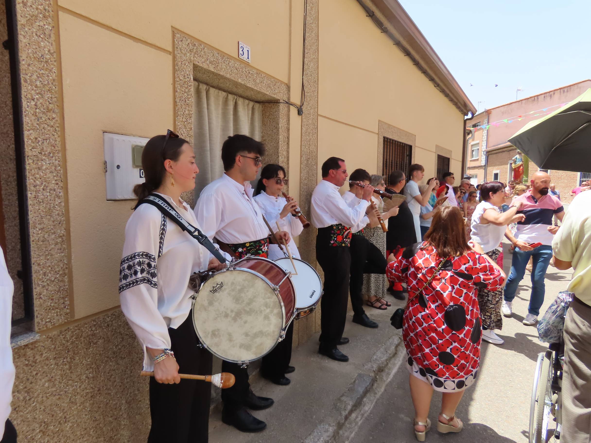 Animada y calurosa procesión en honor a San Pedro Apóstol en Paradinas de San Juan