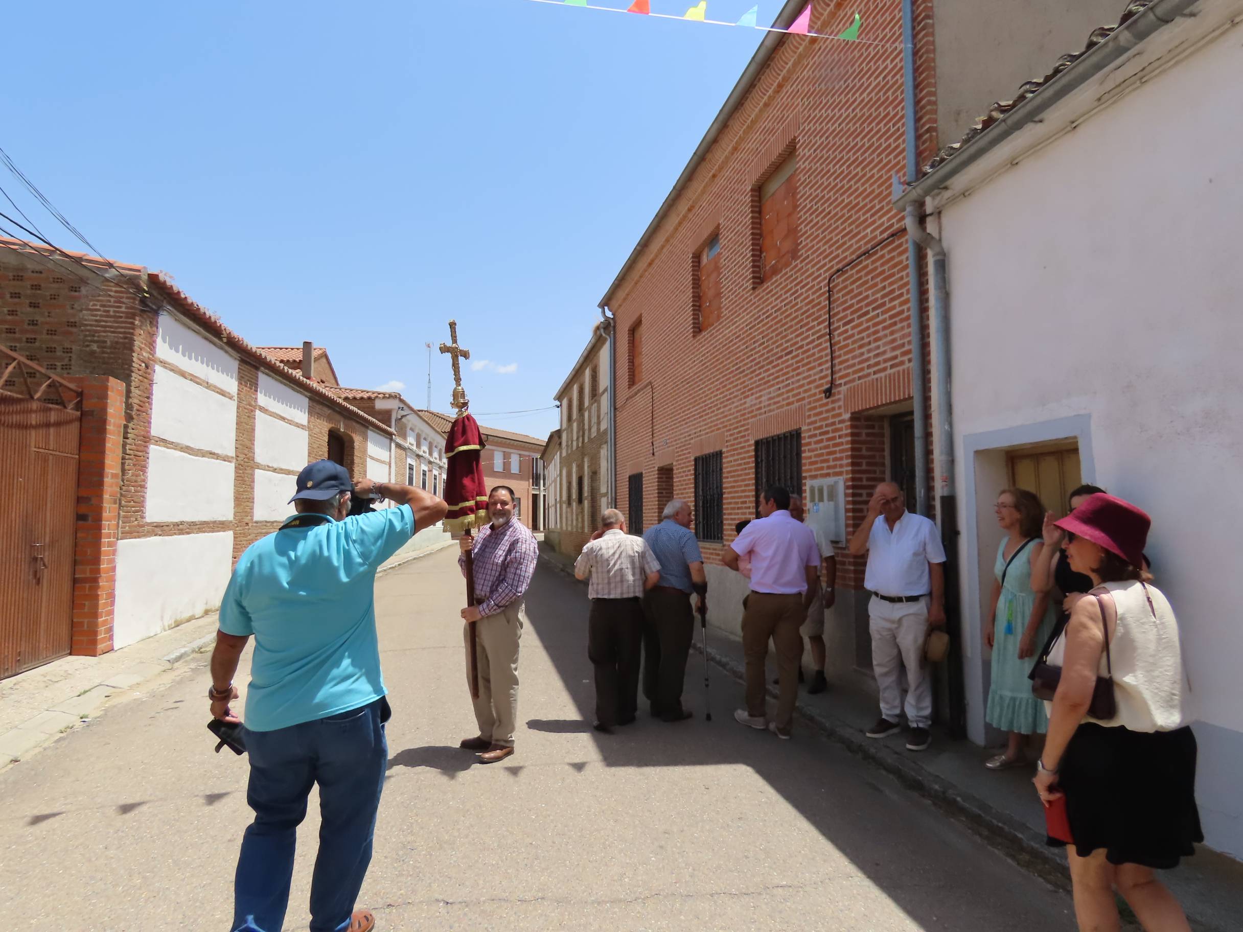 Animada y calurosa procesión en honor a San Pedro Apóstol en Paradinas de San Juan