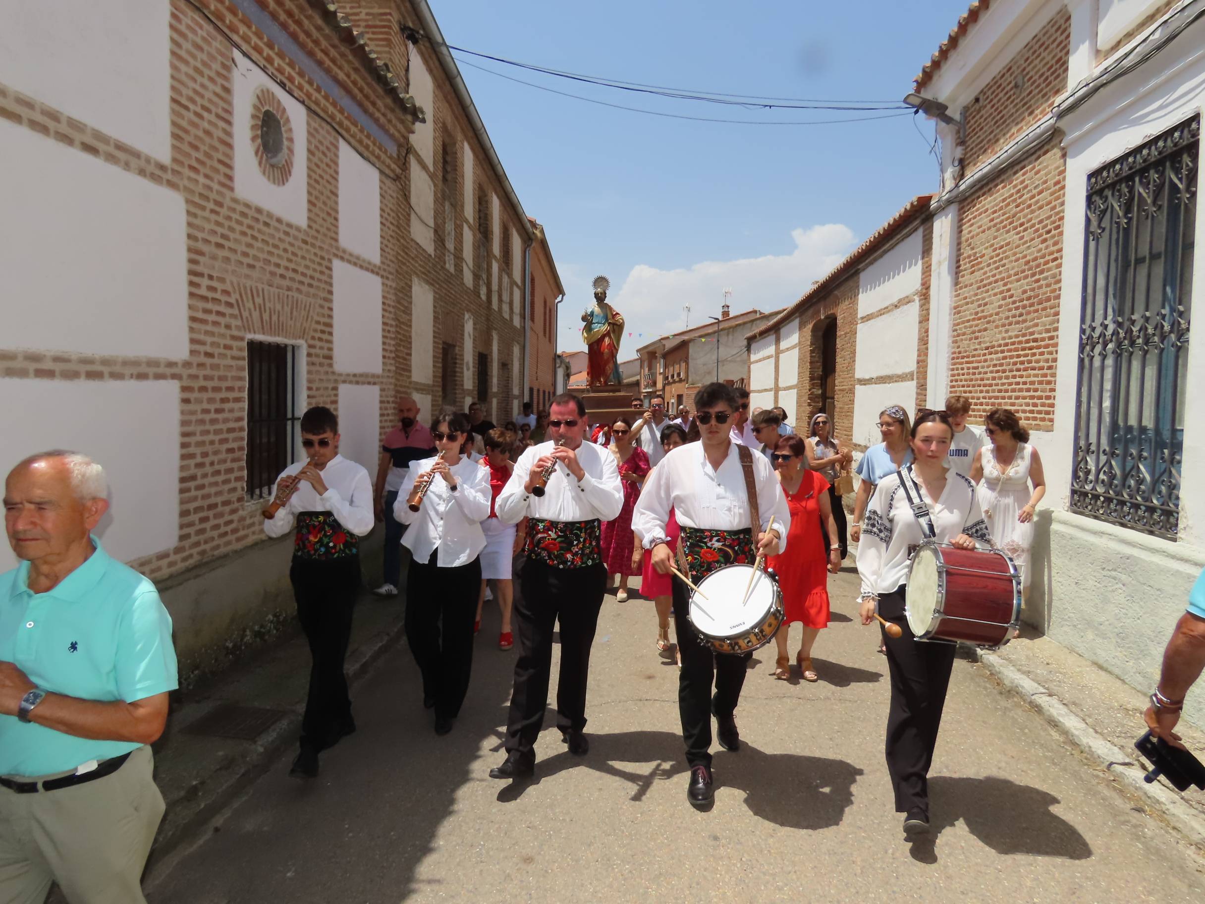 Animada y calurosa procesión en honor a San Pedro Apóstol en Paradinas de San Juan
