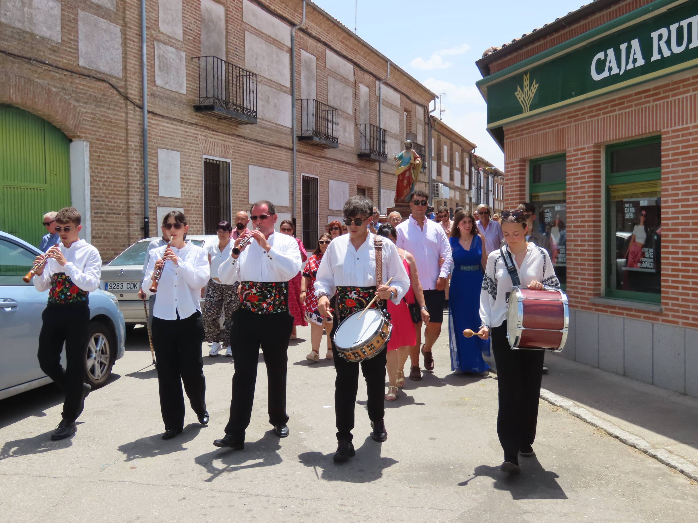 Animada y calurosa procesión en honor a San Pedro Apóstol en Paradinas de San Juan
