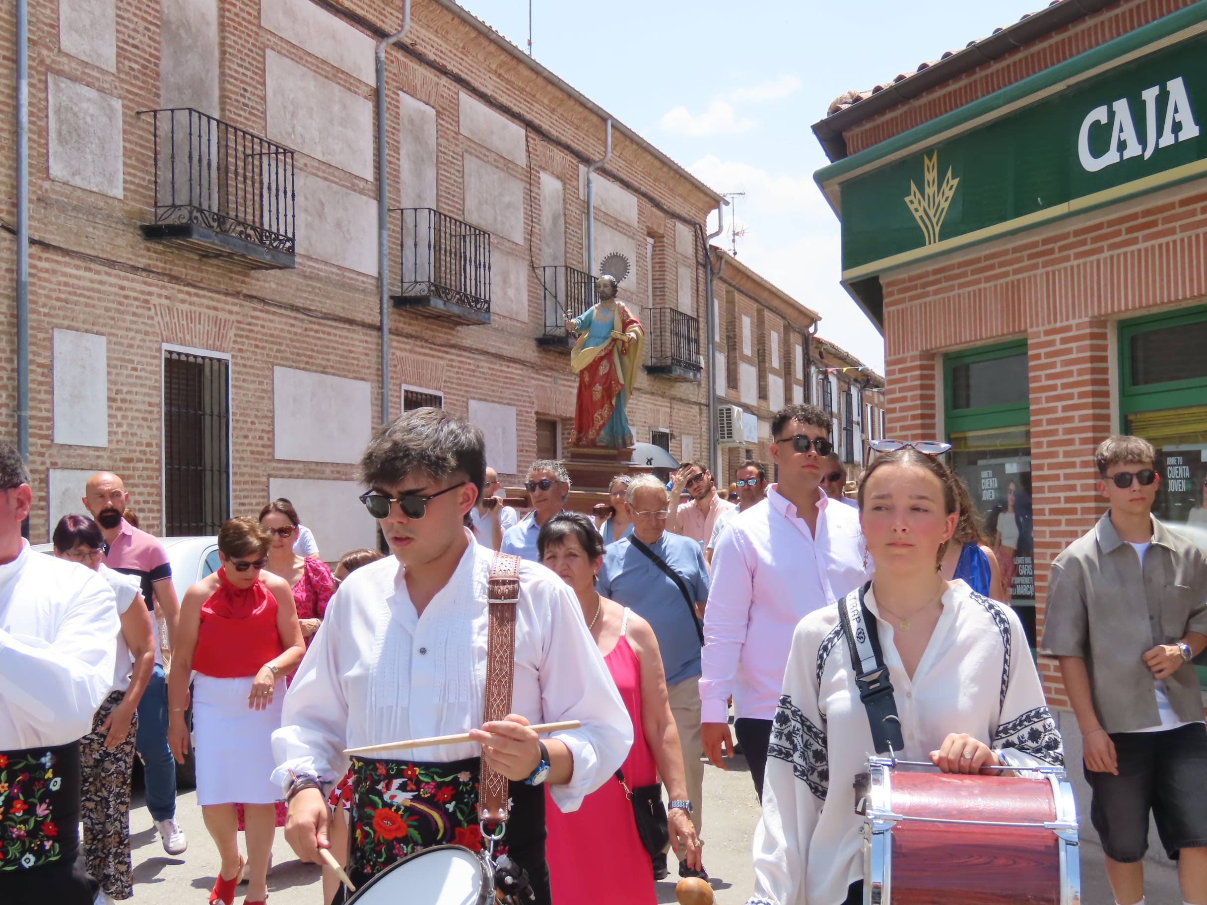 Animada y calurosa procesión en honor a San Pedro Apóstol en Paradinas de San Juan