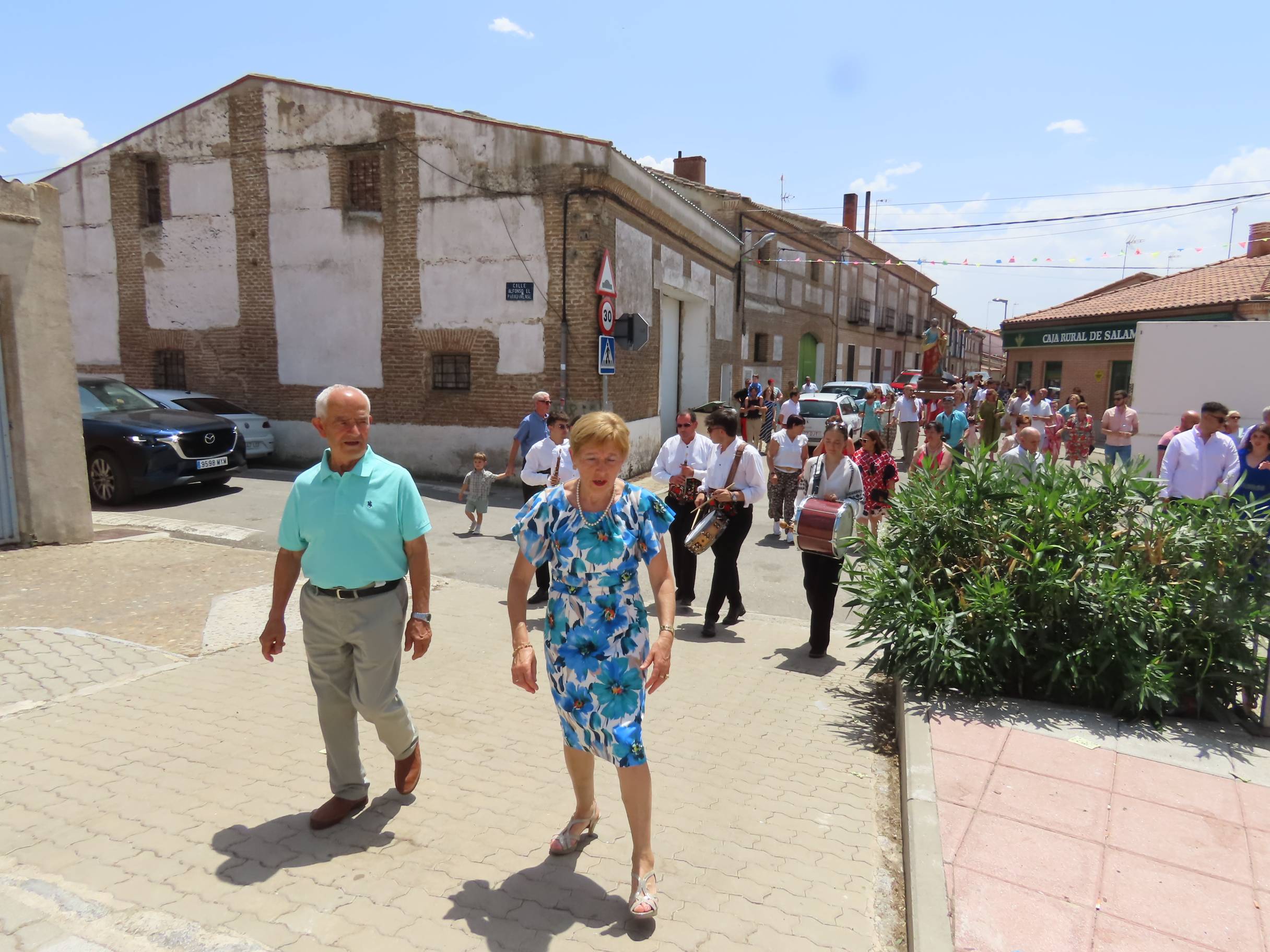Animada y calurosa procesión en honor a San Pedro Apóstol en Paradinas de San Juan
