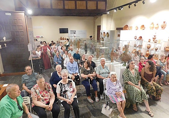 El público, durante la actuación en la iglesia de Santiago.