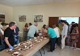 El reparto de la comida tuvo lugar en la sede de la asociación de mayores.