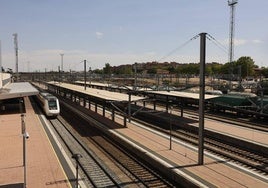 Un tren, en la estación de Salamanca.