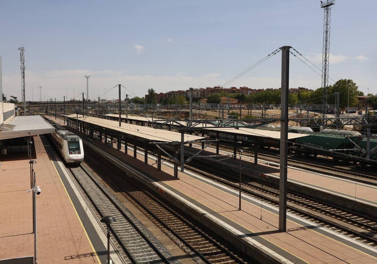 Un tren, en la estación de Salamanca.