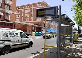 Pantalla informativa de una marquesina de la ciudad sin luz.
