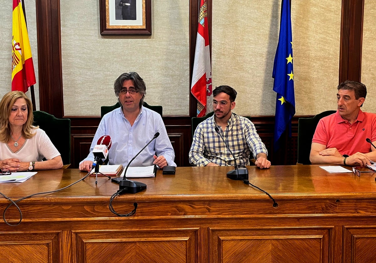 Purificación Pozo, Luis Francisco Martín, Pablo Recuero y Rubén Martín, esta mañana en el Ayuntamiento de Béjar.