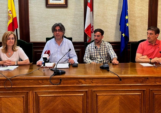 Purificación Pozo, Luis Francisco Martín, Pablo Recuero y Rubén Martín, esta mañana en el Ayuntamiento de Béjar.