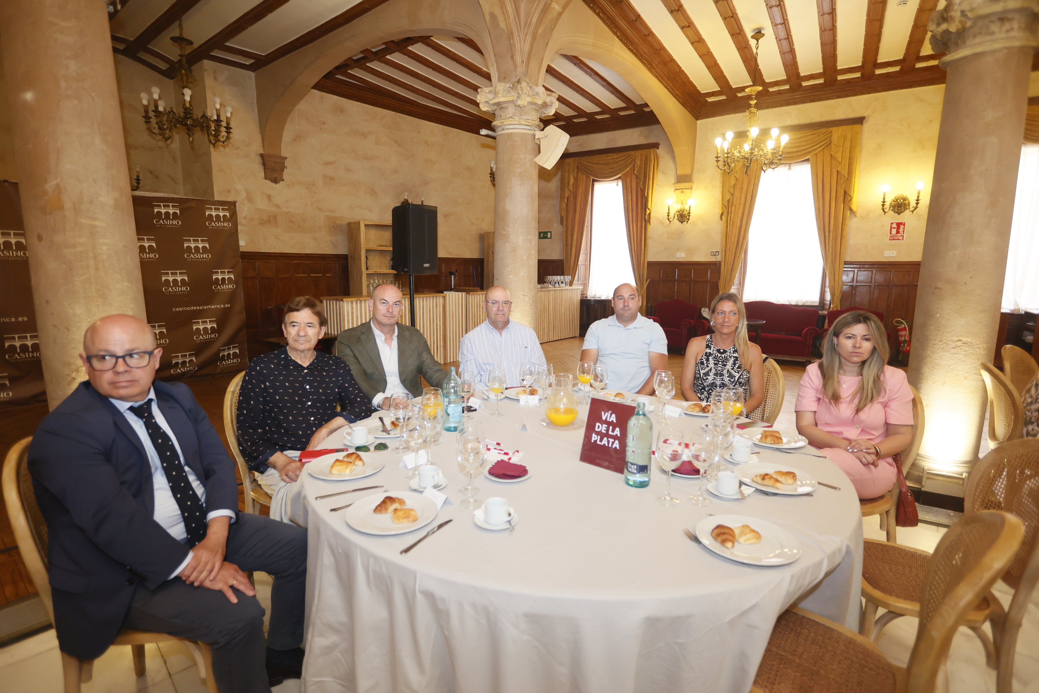 Ricardo Andrés (CEOE-Cepyme), Jesús Manso (Ayuntamiento de Castellanos de Moriscos), Luis Romero (Ayuntamiento de Aldeaseca de la Frontera), Donato Mesonero (Ayuntamiento San Cristóbal de la Cuesta), Juan Antonio Martín (Ayuntamiento de Martinamor), Marta Silva (LA GACETA) y Laura Vicente (Ayuntamiento de Fuentes de Oñoro).
