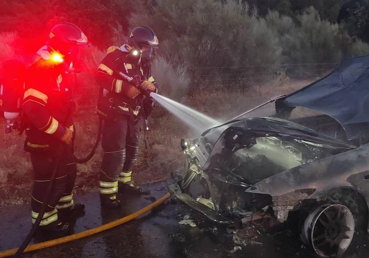 Los Bomberos de la Diputación de Valladolid, extinguiendo el fuego.