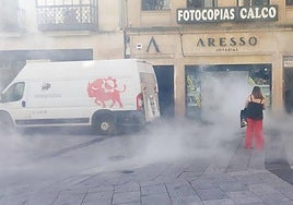 Foto de una masa de humo emanando de un negocio de la calle Toro.