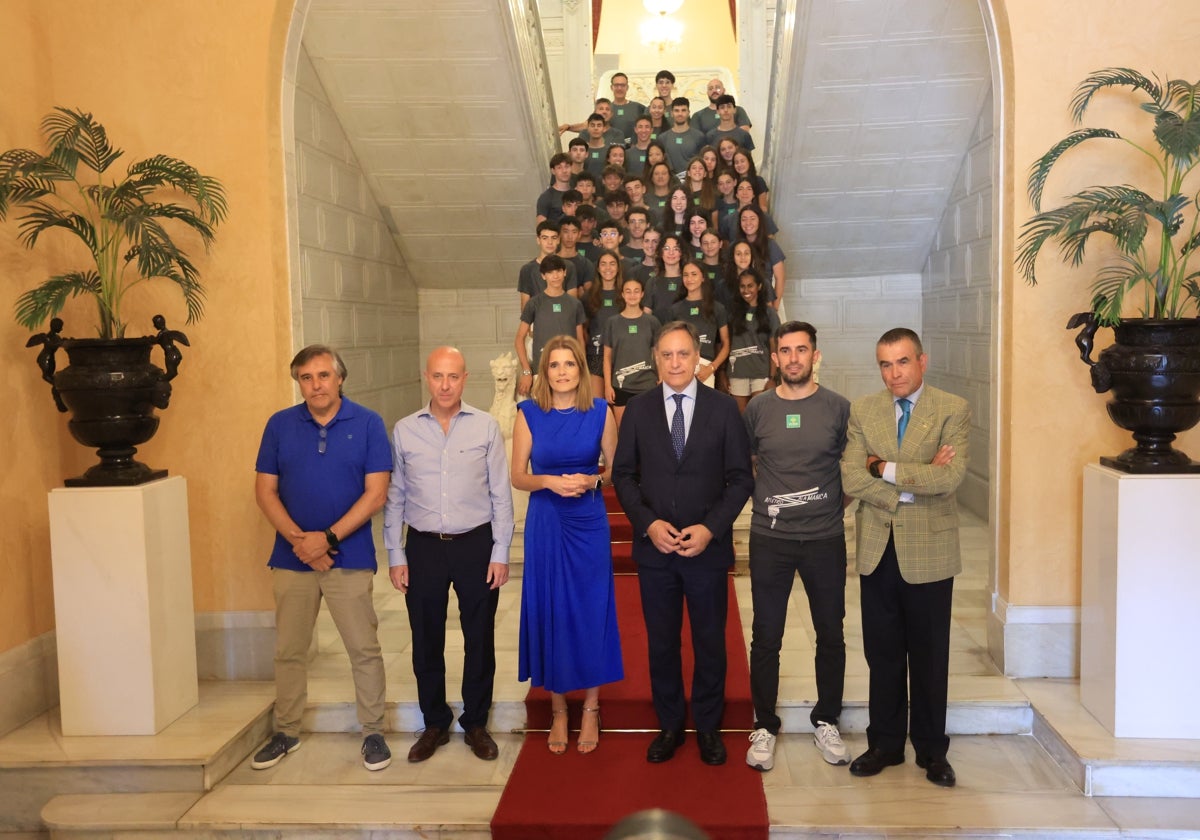 Foto de familia en el zaguán del Ayuntamiento de Salamanca.