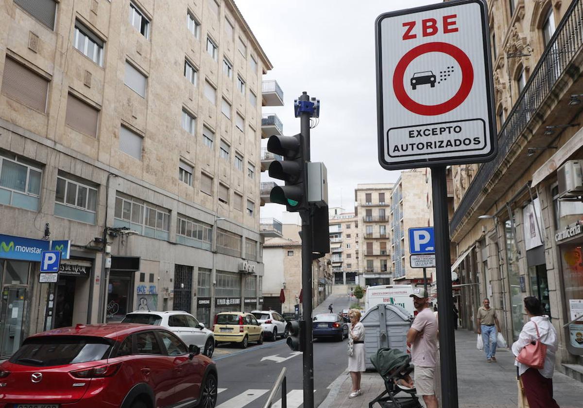 Una de las señales colocadas en las zonas de bajas emisiones, que coinciden con las zonas peatonales.