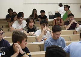 Algunos estudiantes realizando el examen extraordinario de la PAU.