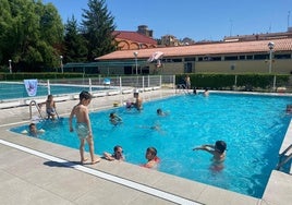 Niños en la piscina municipal de Alba de Tormes.