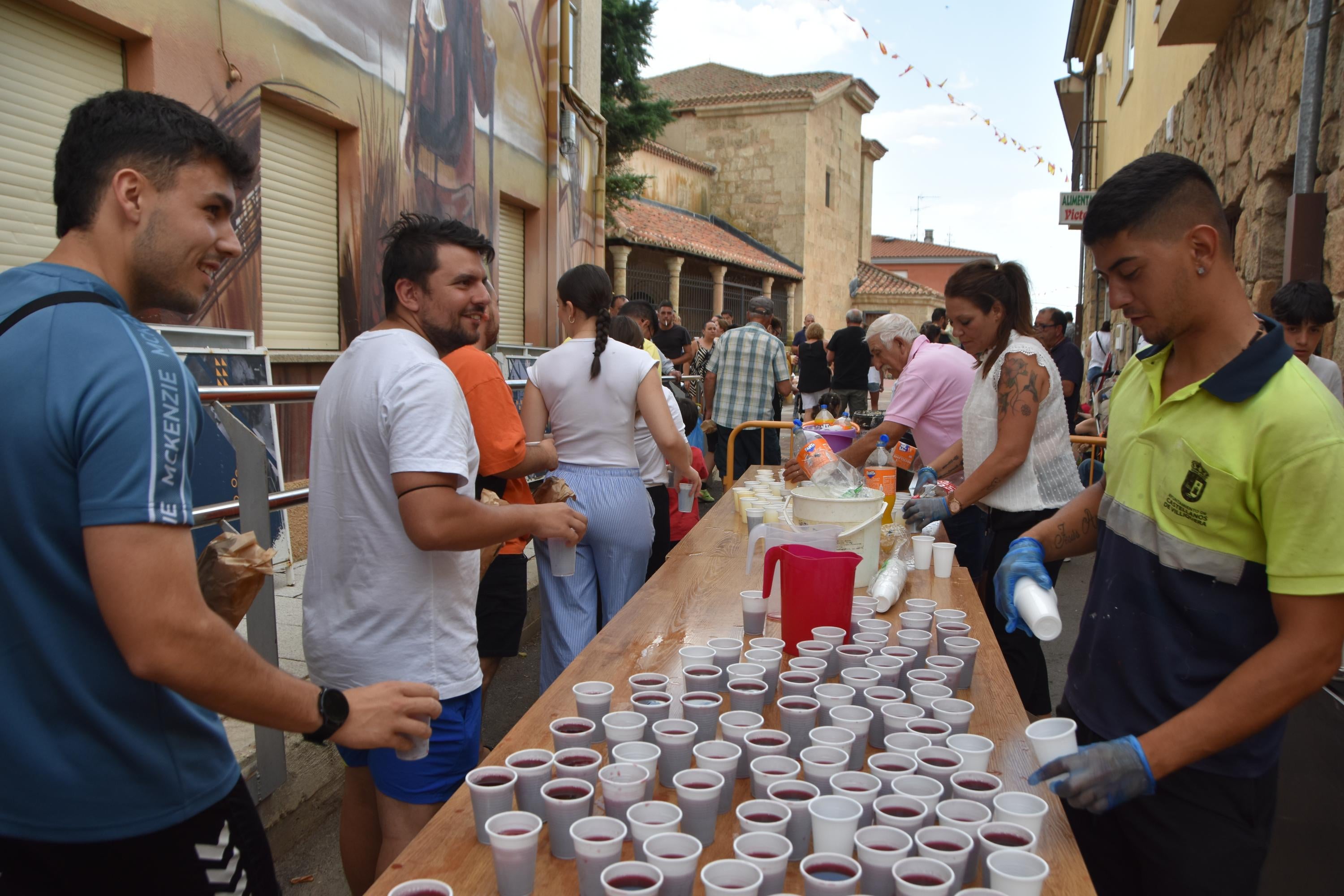Fin de fiesta con bocadillos de jamón para 500 en Castellanos de Villiquera