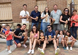 Un grupo de familiares y amigos, disfrutando del bocadillo de jamón.