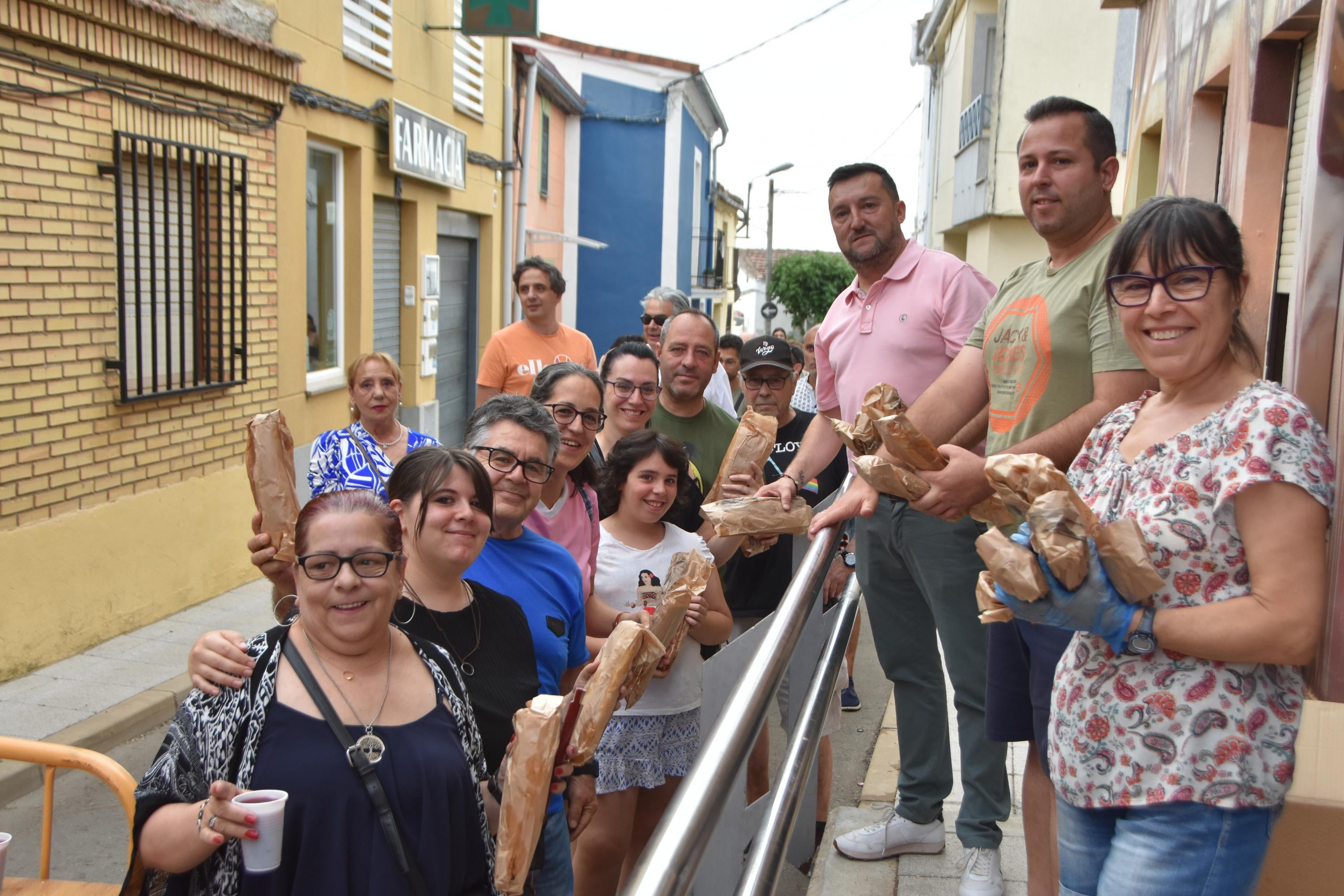 Fin de fiesta con bocadillos de jamón para 500 en Castellanos de Villiquera