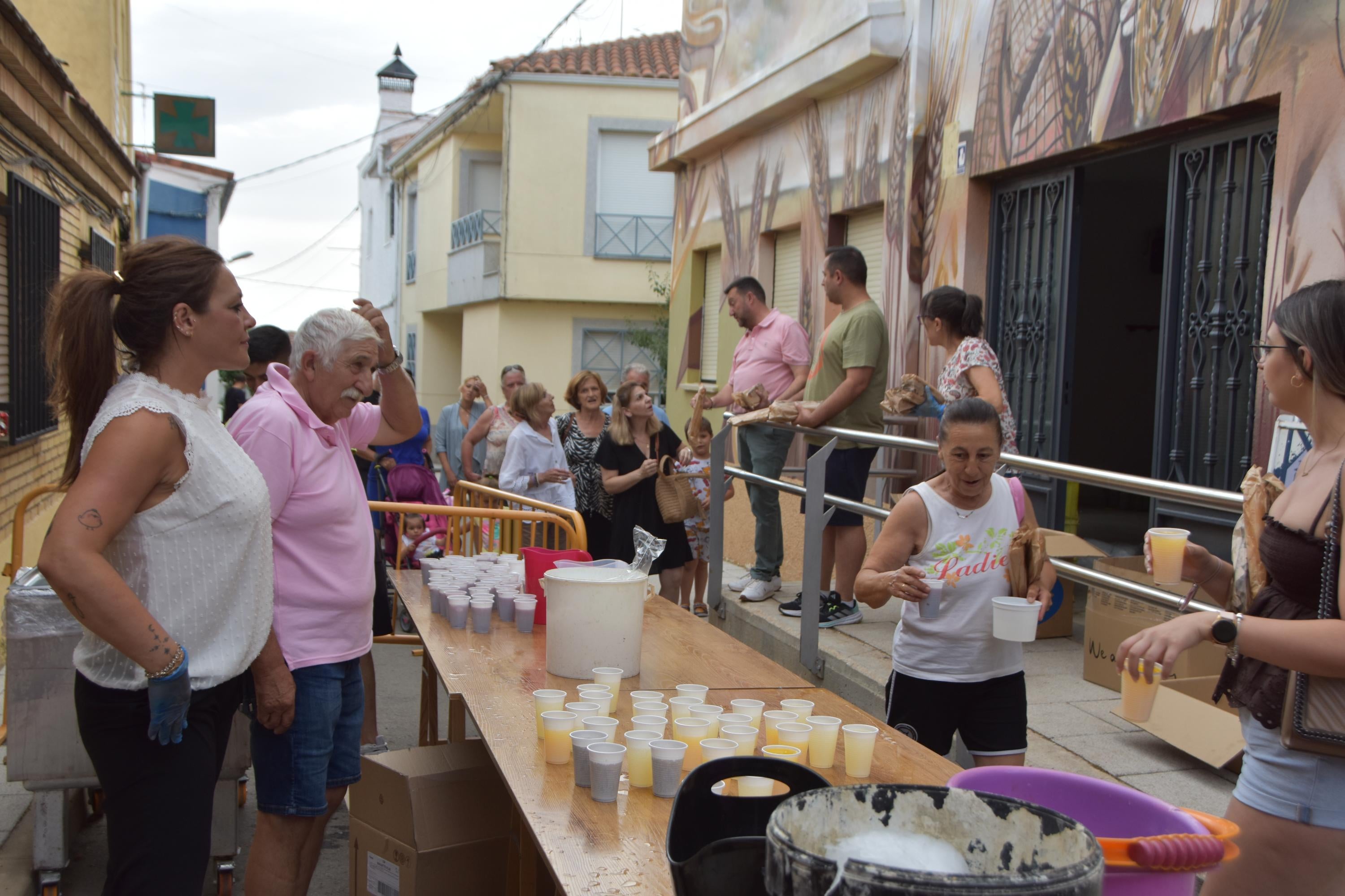 Fin de fiesta con bocadillos de jamón para 500 en Castellanos de Villiquera