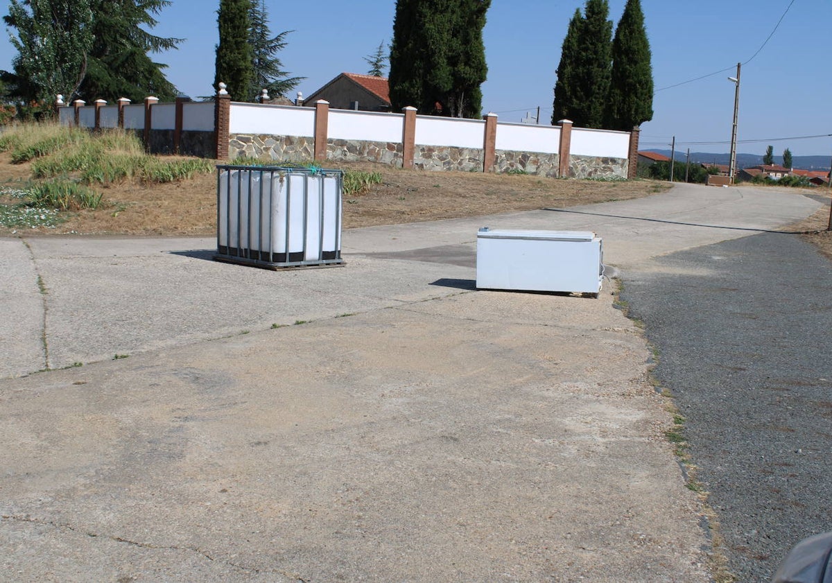 Imagen principal - Un cisterna y un electrodoméstico, tapando los baches reparados en el acceso a Casfranca.
