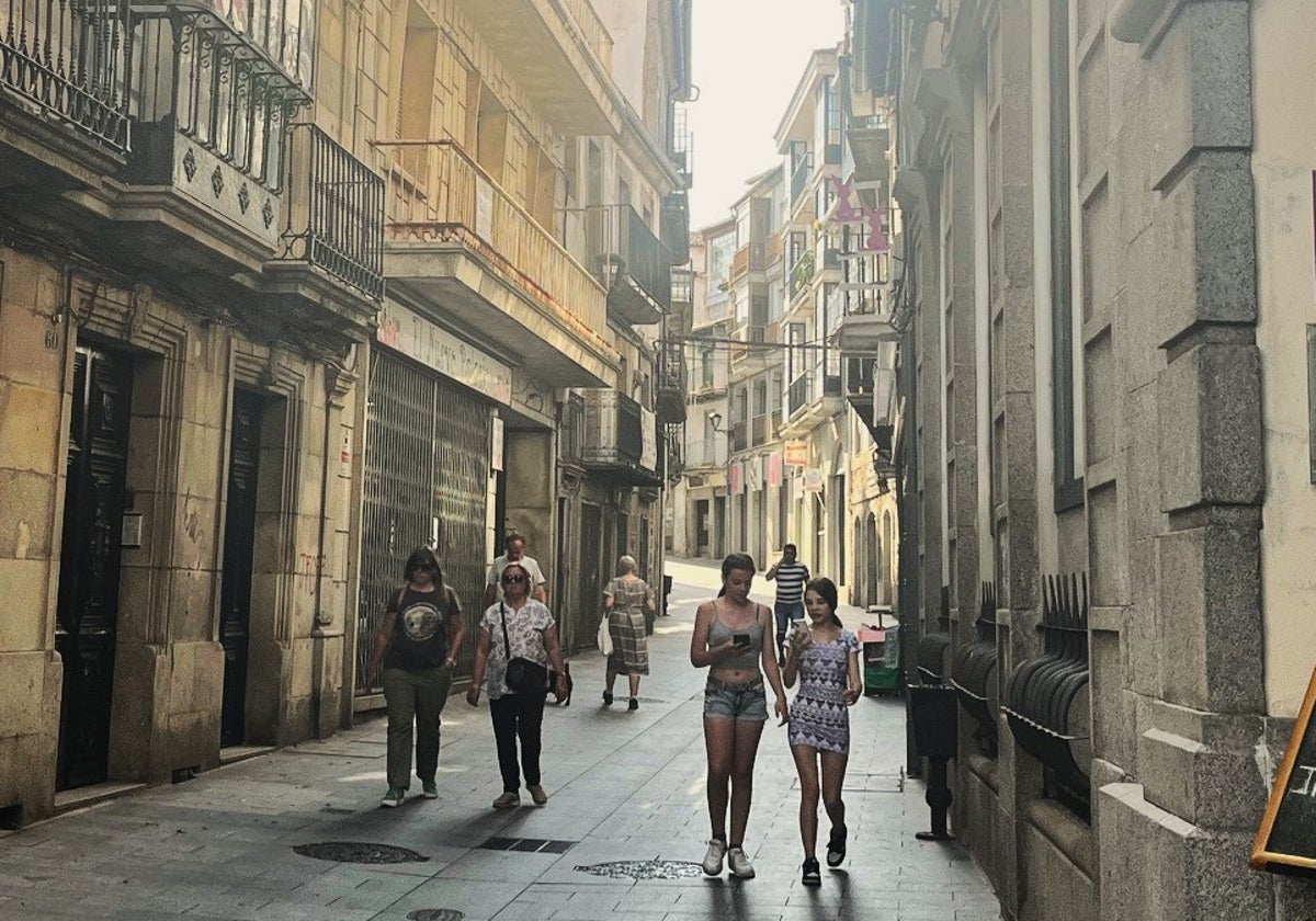Imagen de la calle Mayor afectada también por la protección normativa.
