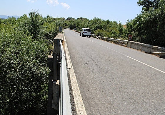 Imagen del puente de los Cinco ojos de acceso a Guijuelo por la N-630.