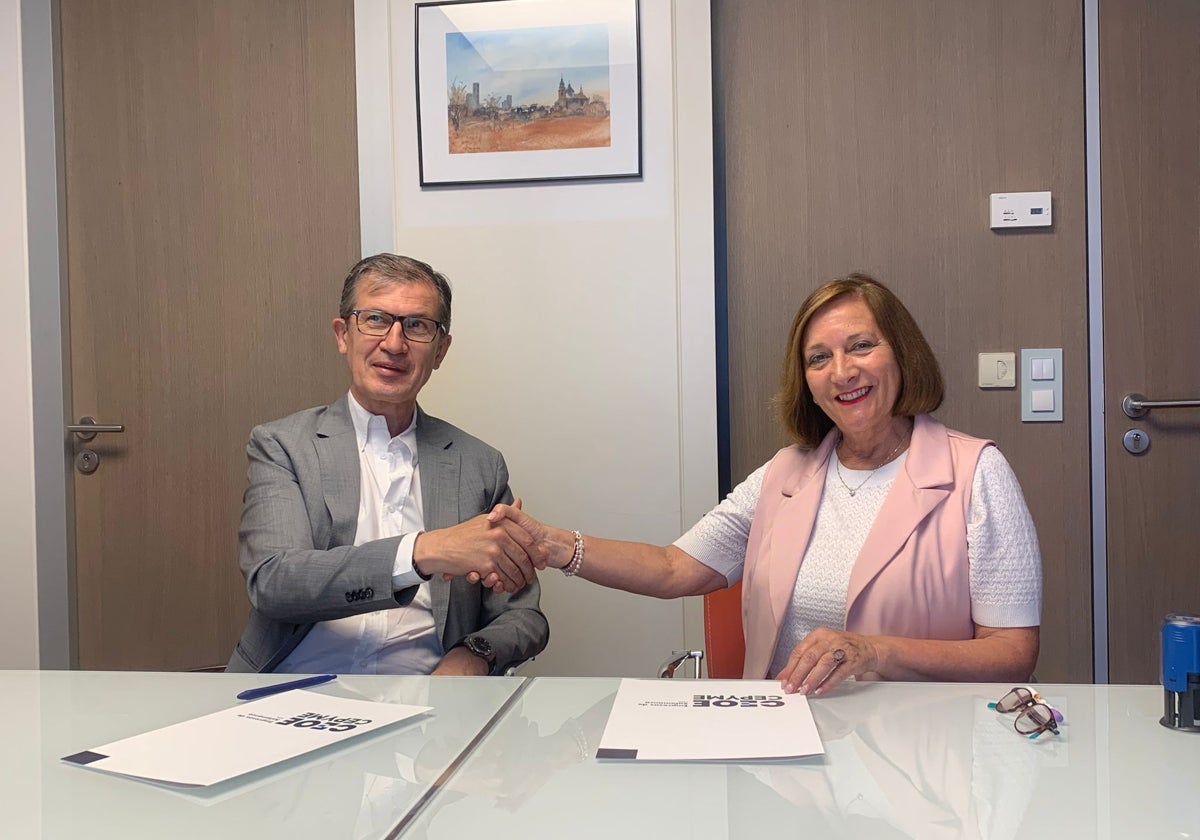Manuel Prieto y Carmen Ávila durante la firma del convenio.
