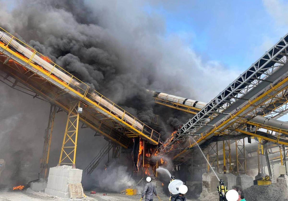 Parte de los efectivos movilizados hasta la localidad para extinguir el fuego.