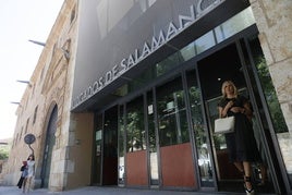 El acceso a los Juzgados de la plaza de Colón ha estado prácticamente desierto durante la mañana de este martes.