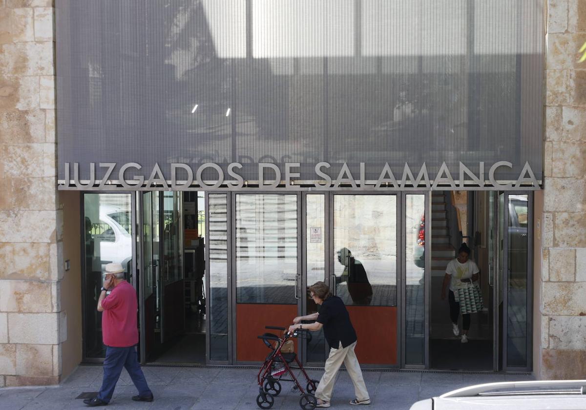 Entrada a los Juzgados de Colón.