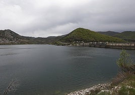 Vista del embalse del río Porma.
