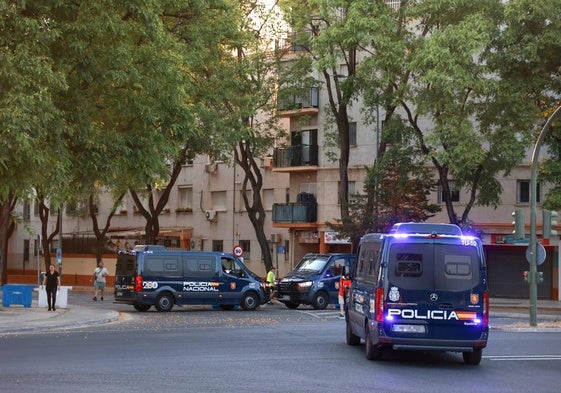 Dispositivo de seguridad en los alrededores del Palacio de Congresos de Sevilla.