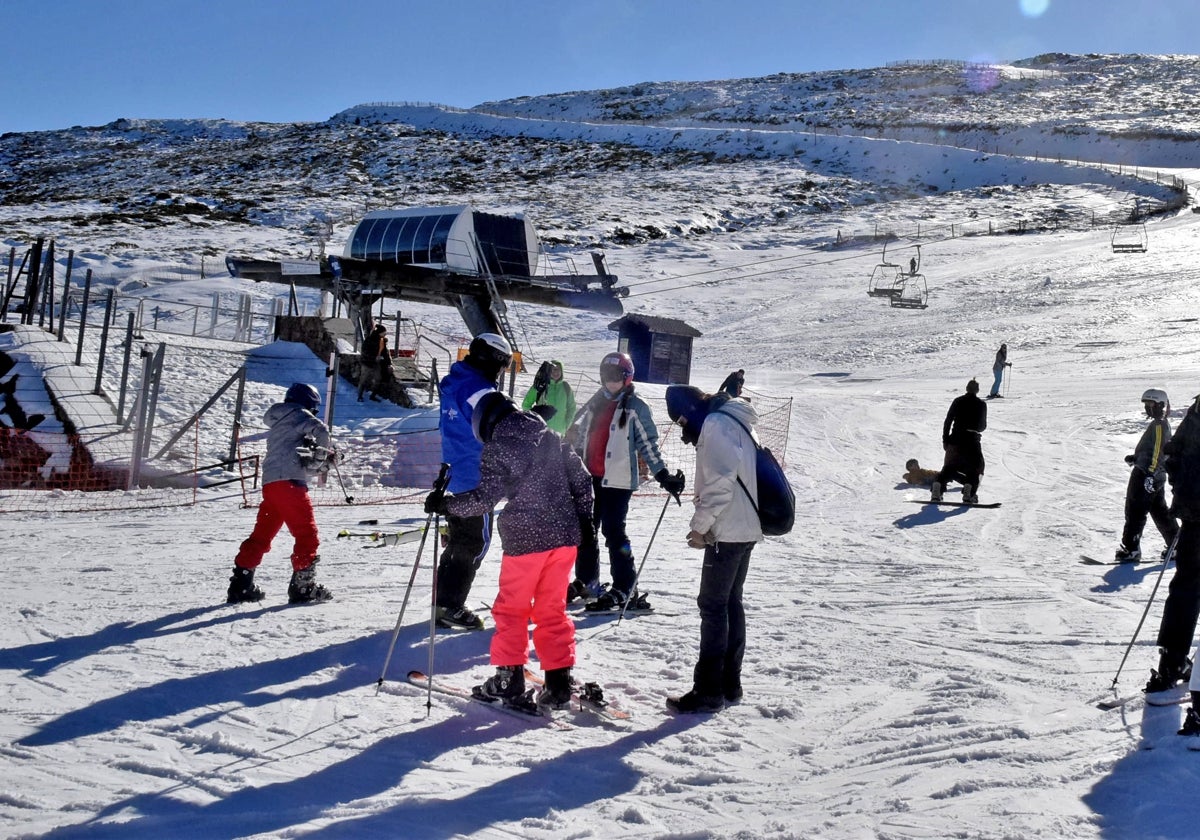 Imagen de esquiadores en las pistas de Debutantes, únicas abiertas en la última temporada, en la jornada de apertura el 8 de febrero.