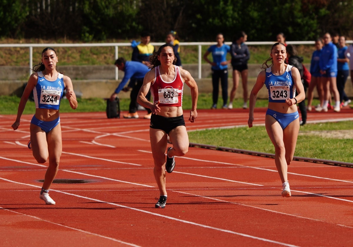 Julia Corredera y Elisa Álvarez (a los lados de Nerea del Río) estarán en el Campeonato de España sub 18.