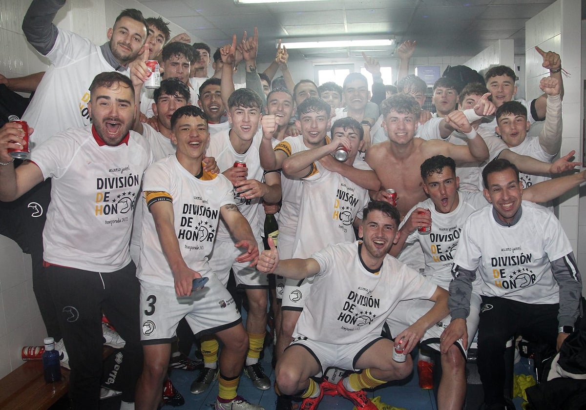 Celebración del ascenso a División de Honor de los juveniles de Unionistas en Zamora.
