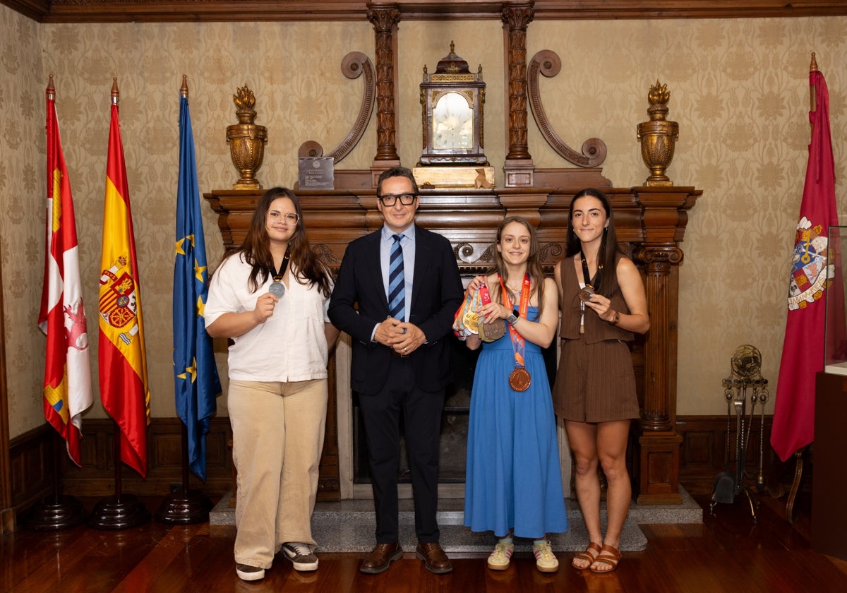 Krisbel Daniela Escalante, Juan Manuel Corchado, Marta García Rincón y Rocío Garrido.