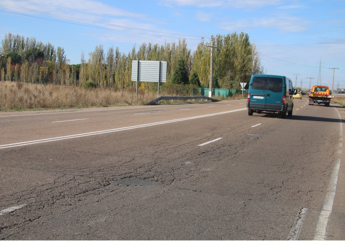 El tramo está deteriorado, con fisuras y desgaste de pavimento.