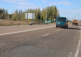 El tramo está deteriorado, con fisuras y desgaste de pavimento.