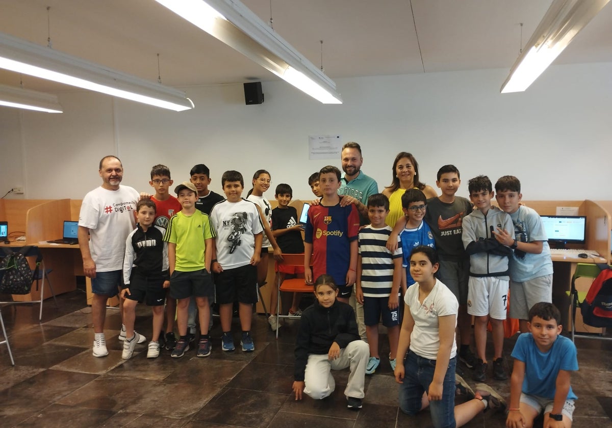 Mari Cruz Gacho y Norberto Flores, durante su visita al Campamento Digital.