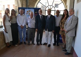 Concejales del Consistorio mirobrigense y, en el centro, Javier Iglesias y Marcos Iglesias.