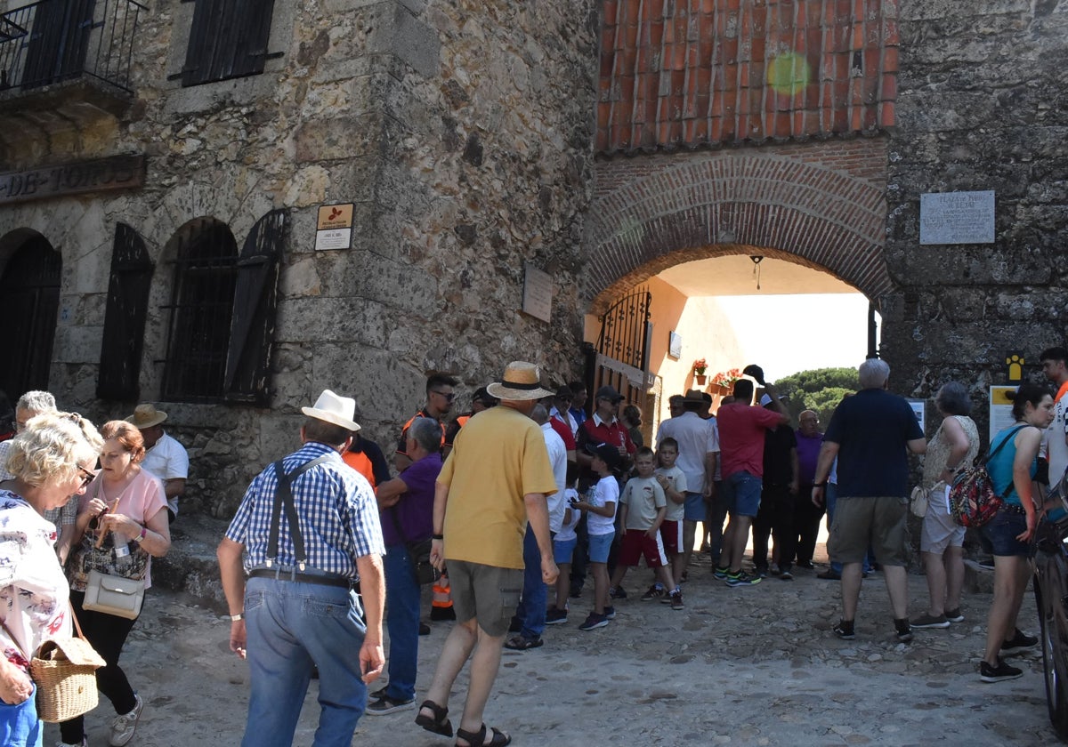 Imagen de público en la entrada de la plaza de toros de Béjar, que será el epicentro cultural este verano.