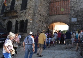 Imagen de público en la entrada de la plaza de toros de Béjar, que será el epicentro cultural este verano.