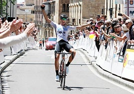 Felipe Orts, celebrando su triunfo en la Vuelta elite y sub23 a Salamanca en San Pablo.